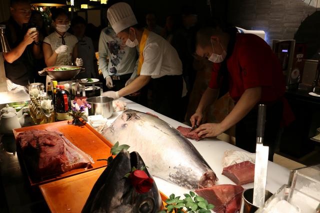 酒店上演开鱼秀推降暑大餐气温超30度餐厅免费吃